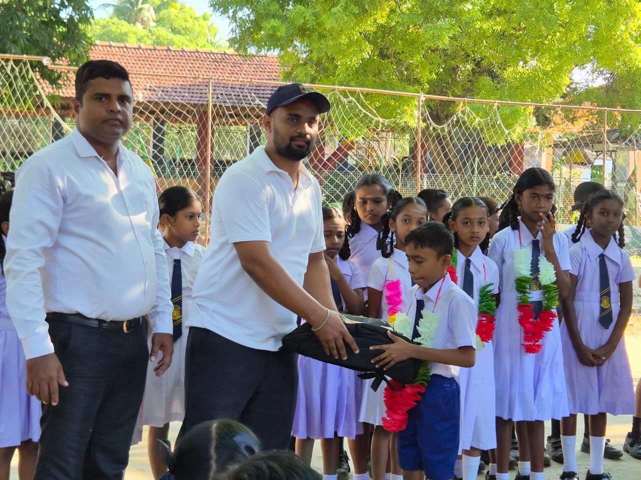 மாணவர்களை நேரில் சென்று பாராட்டும் சமூகப்பற்றாளர் குகாசன்.