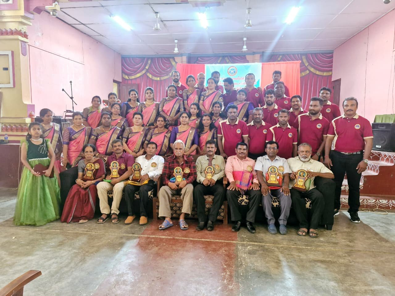 அக்கரைப்பற்று ஸ்ரீ இராமகிருஷ்ணா கல்லூரி 2004 கலைப்பிரிவு மாணவர்களால் ஆசிரியர்கள் கௌரவிப்பு: பாடசாலைக்கு கட்டடக் கூரை அன்பளிப்பு